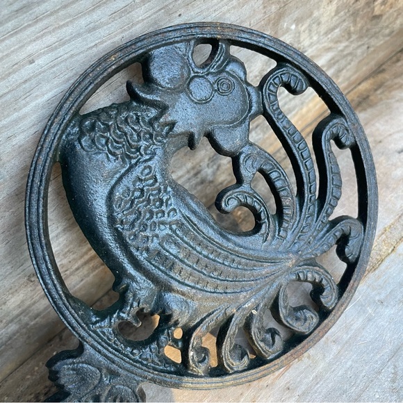Vintage Cockerel Heavy Cast Iron Handled Decorative Trivet - Picture 10 of 11